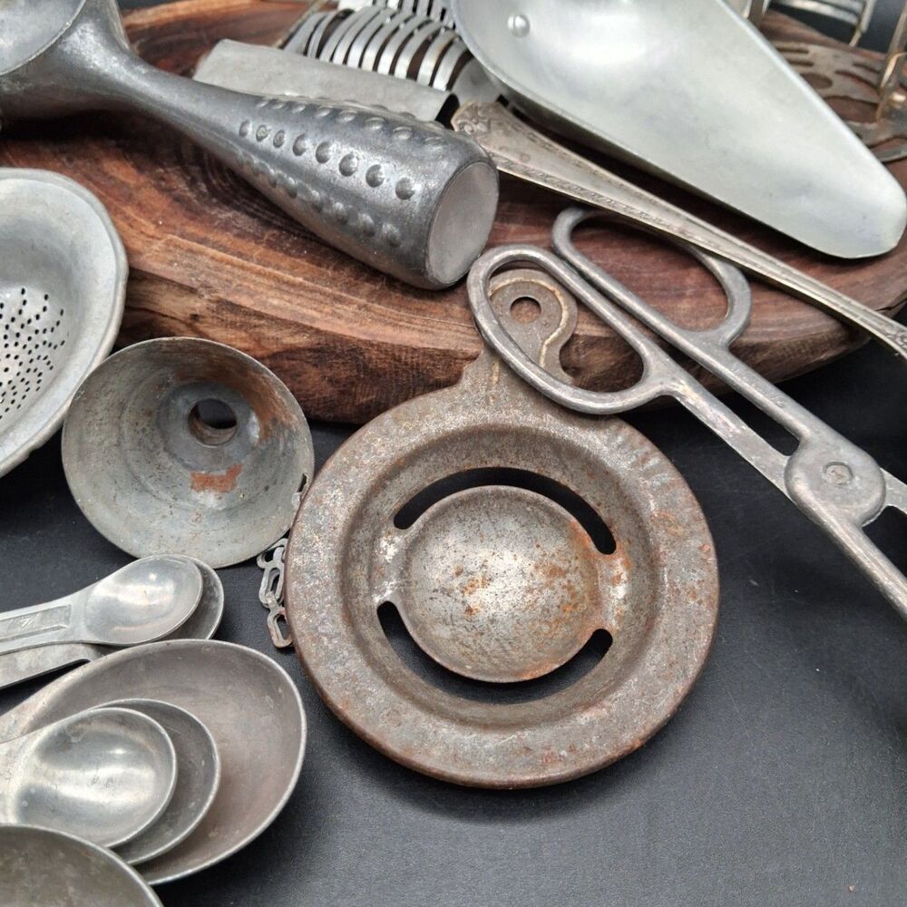Vintage Kitchen Utensil Lot Aluminum Tin Farmhouse Decor Scoops Molds Strainers - Picture 3 of 9